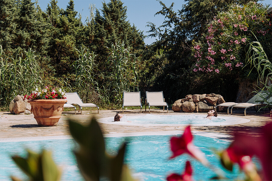 Le piscine del centro benessere Le Sabine SPA. Ampio e luminoso tempio del benessere tra dune e ginepri secolari